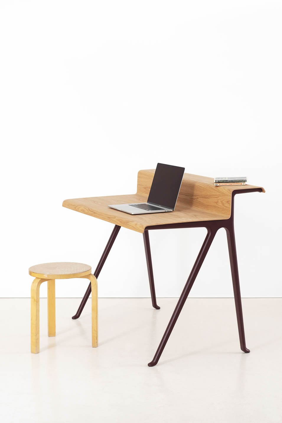 Courier Schreibtisch