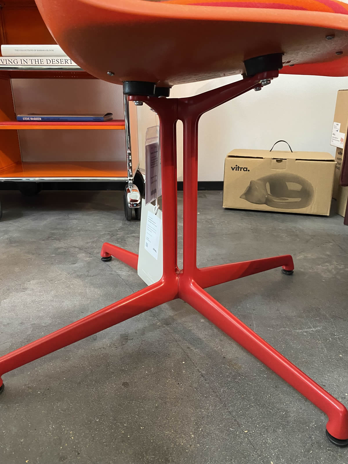 Eames Fiberglas La Fonda 18287 Ausstellungsstück