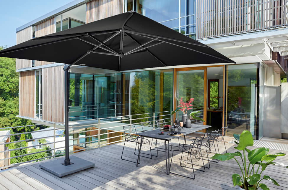 Freiarmschirm mit Bodenplatte