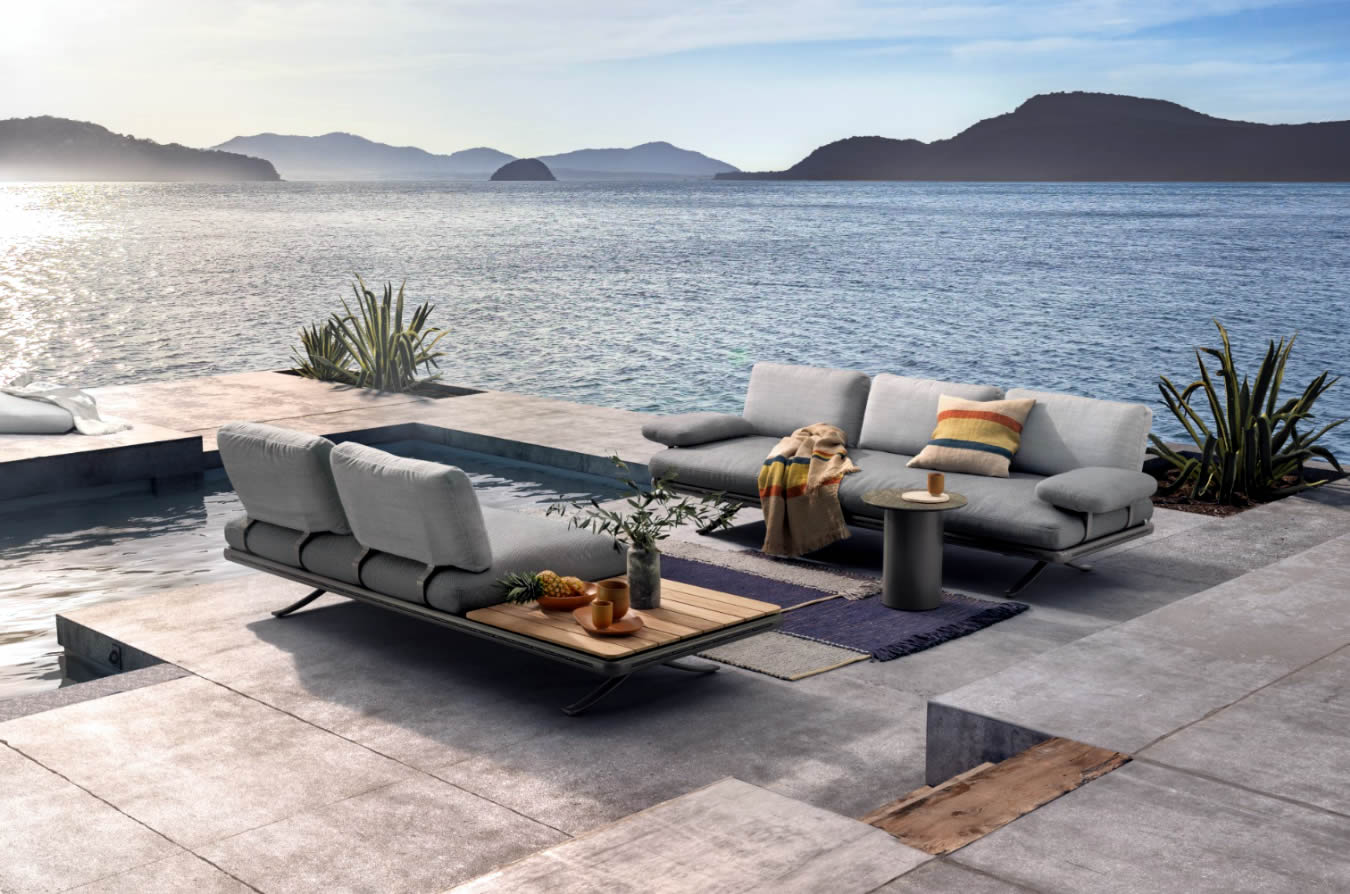 Yoko Sofa mit Teak-Ablage