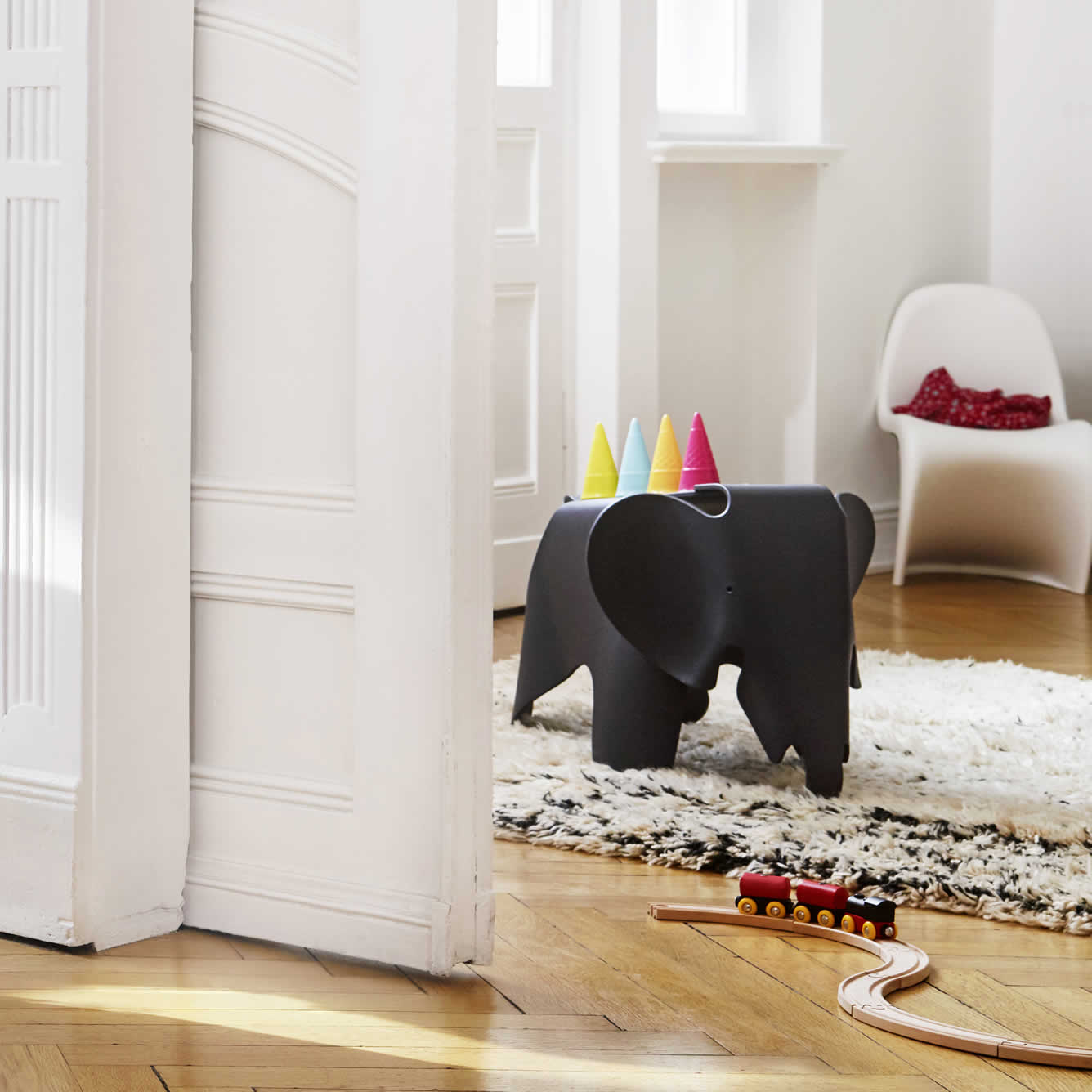Eames Elephant Black Collection