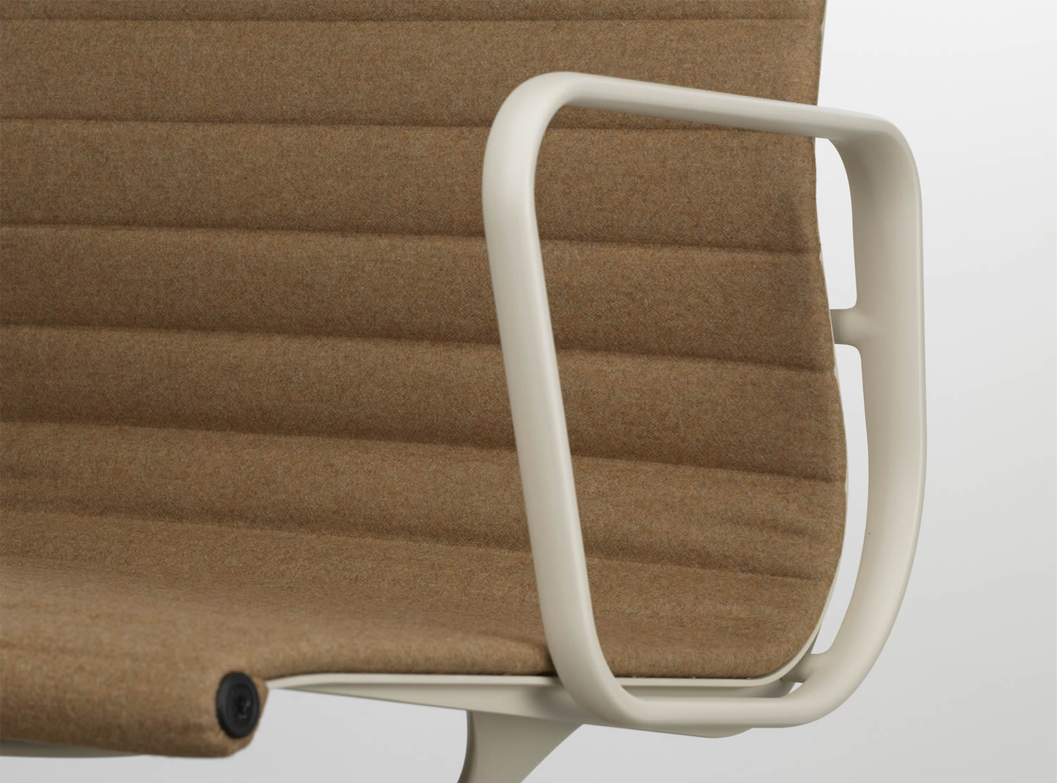 Aluminium Chair EA 107 / EA 108 neue Gestellfarben