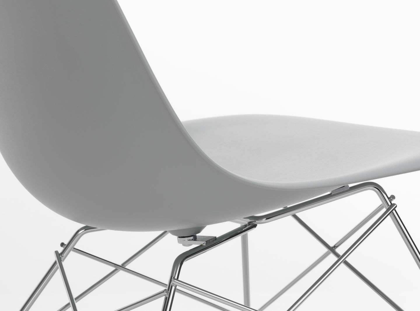 Eames Plastic Side Chair RE LSR
