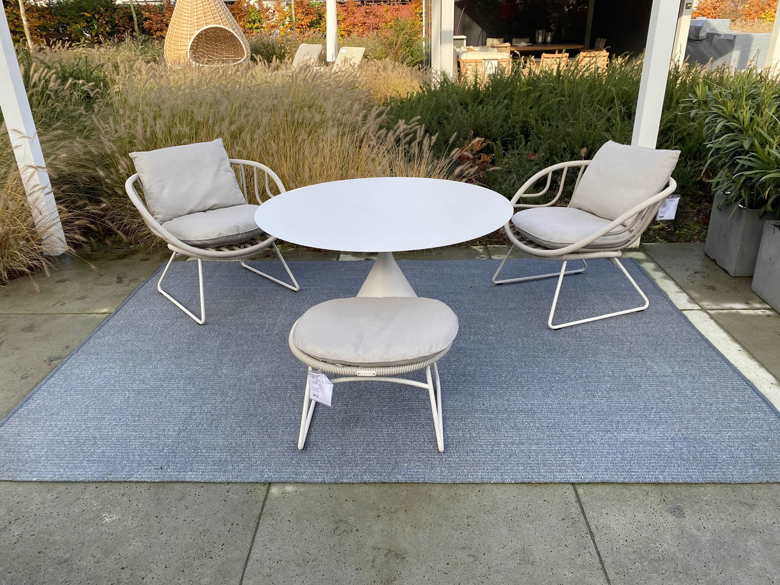 Lounge Chair Kida + Hocker + Tisch Satellite Ausstellungsstück