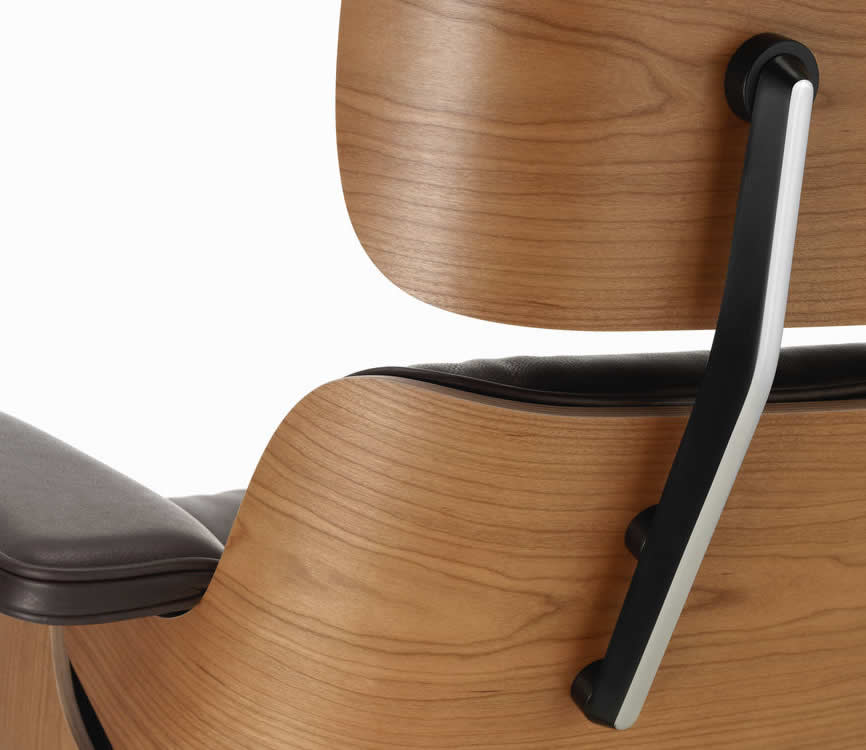 Eames Lounge Chair mit Ottoman Kirschbaum Natural Leder