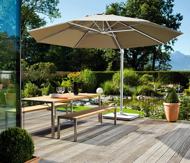 Freiarmschirm mit Bodenplatte