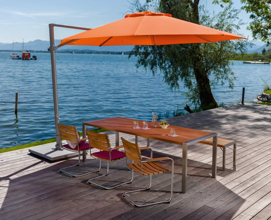 Freiarmschirm mit Bodenplatte