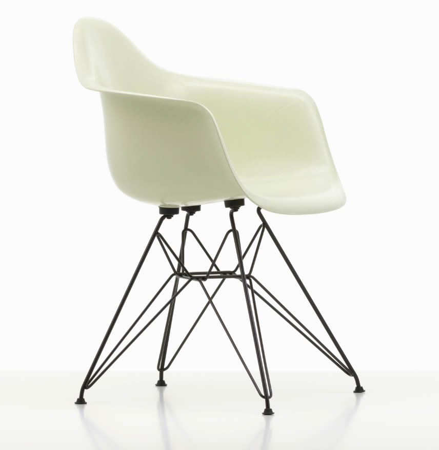Eames Fiberglass Armchair DAR
