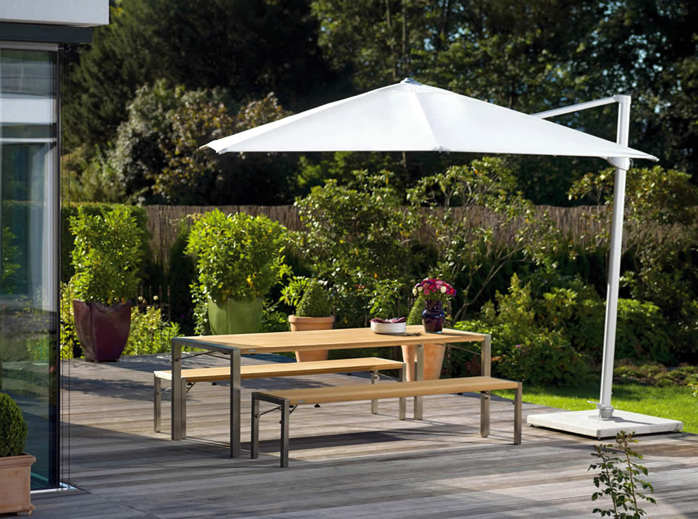 Freiarmschirm mit Bodenplatte