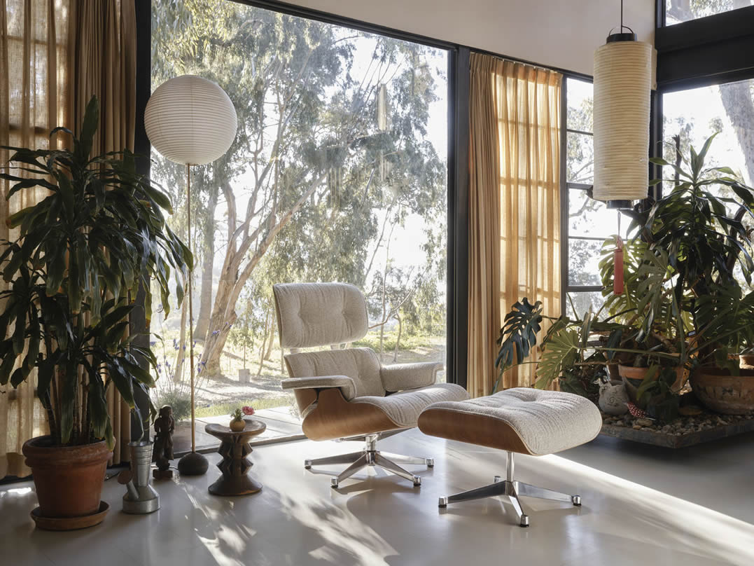 Eames Lounge Chair mit Ottoman Nussbaum weiss Stoff Nubia