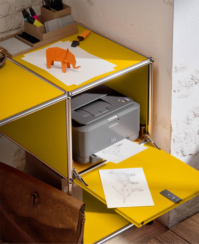 Schreibtisch B21 mit Klapptür