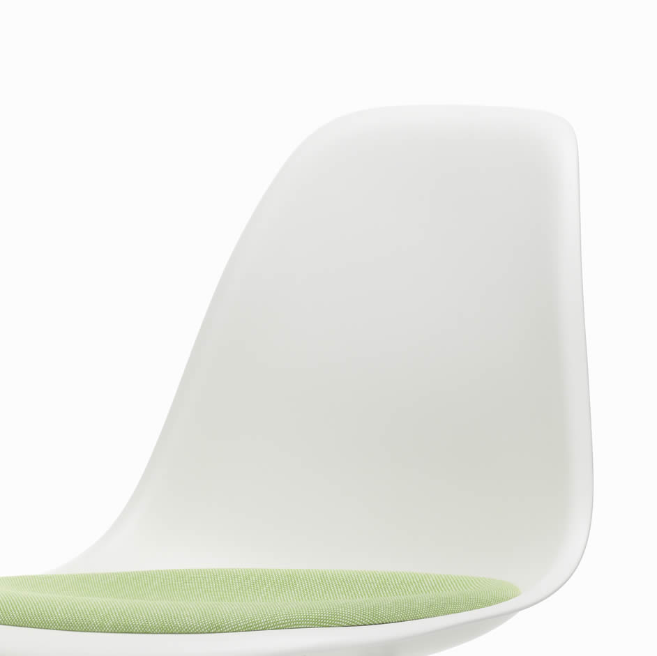 Eames Plastic Side Chair DSR Beauty Version