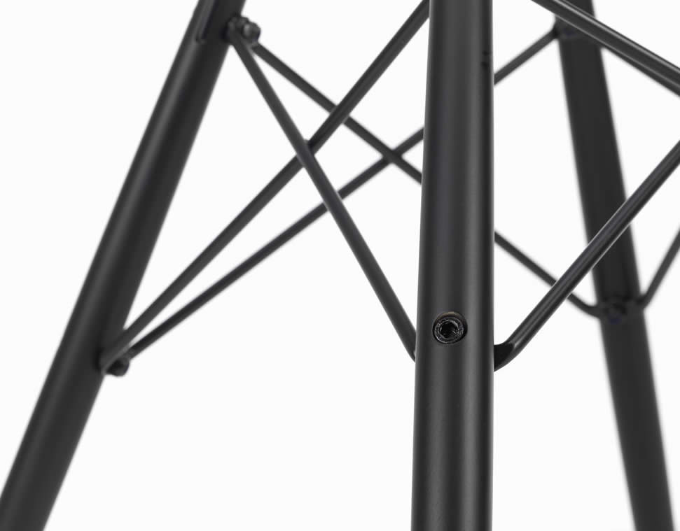 Eames Fiberglass Armchair DAW