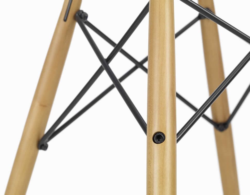 Eames Fiberglass Armchair DAW