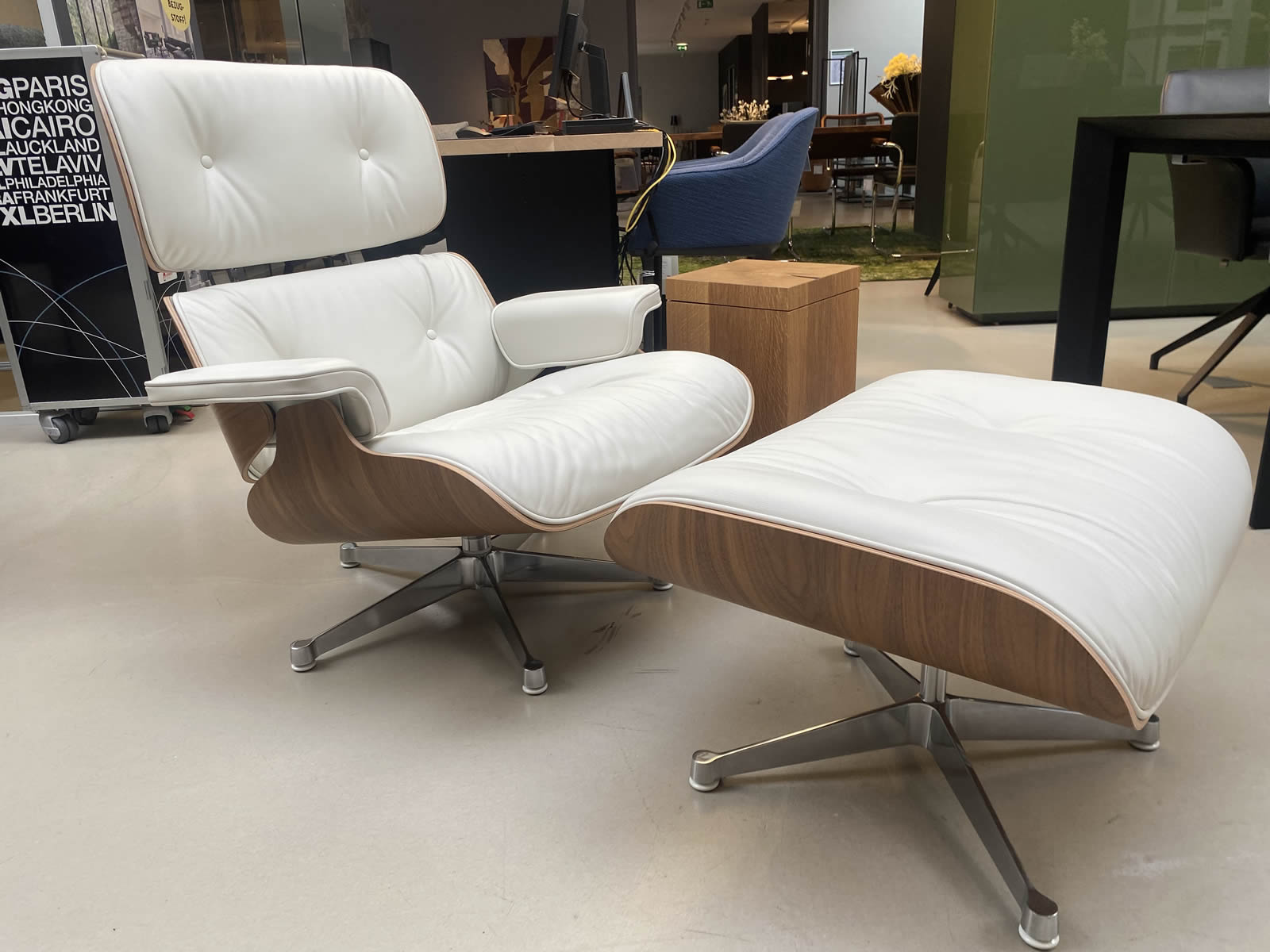 Eames Lounge Chair & Ottoman 14220-AA Ausstellungsstück