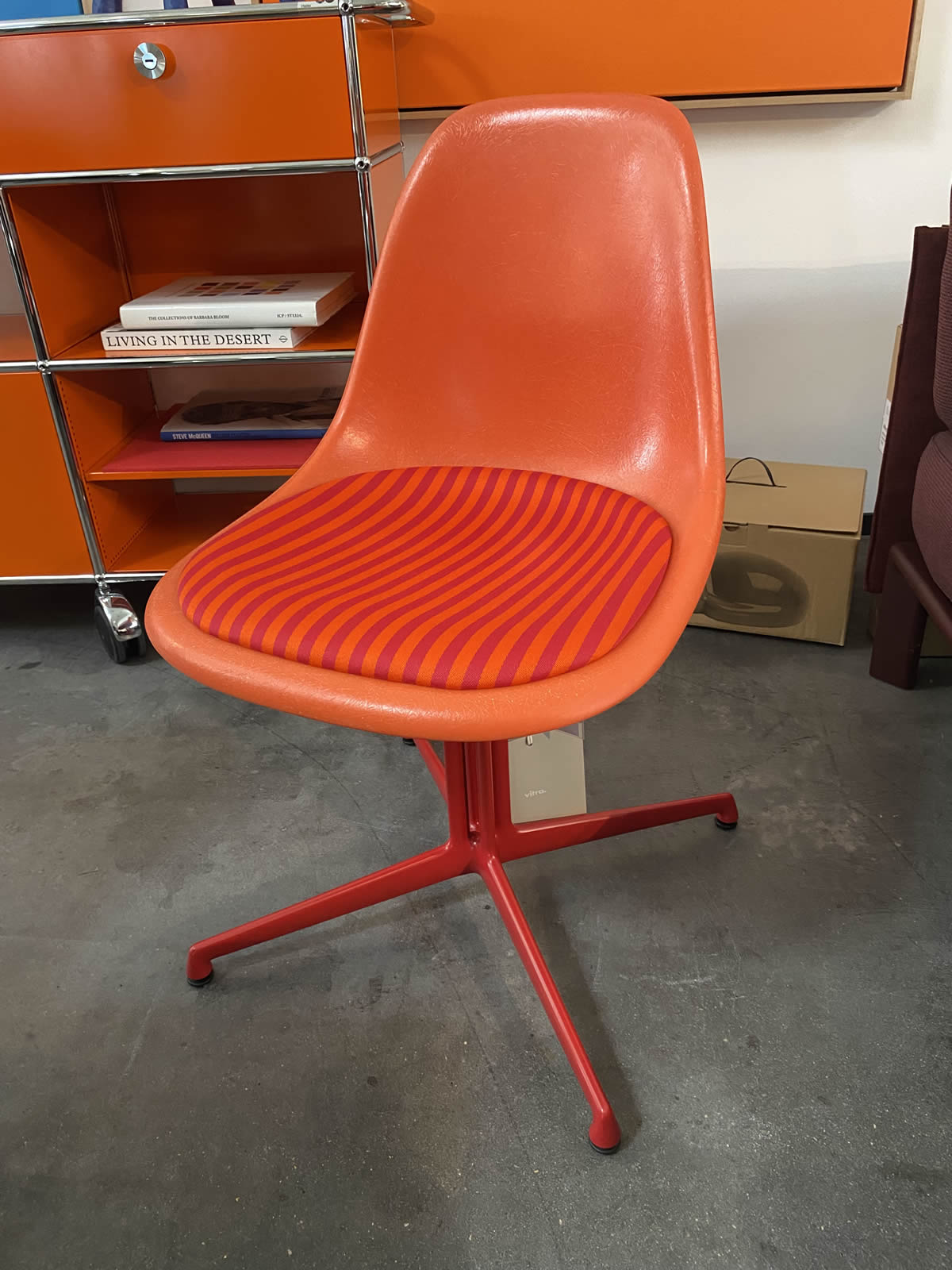 Eames Fiberglas La Fonda 18287 Ausstellungsstück