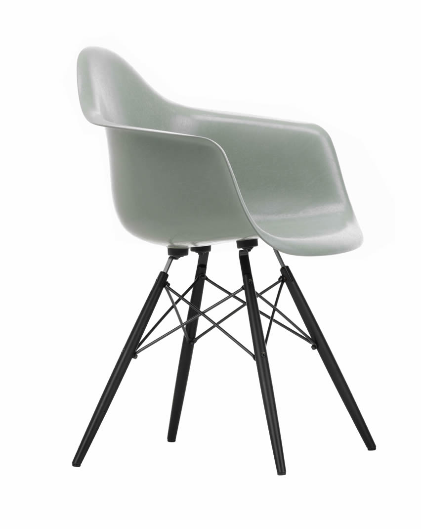 Eames Fiberglass Armchair DAW