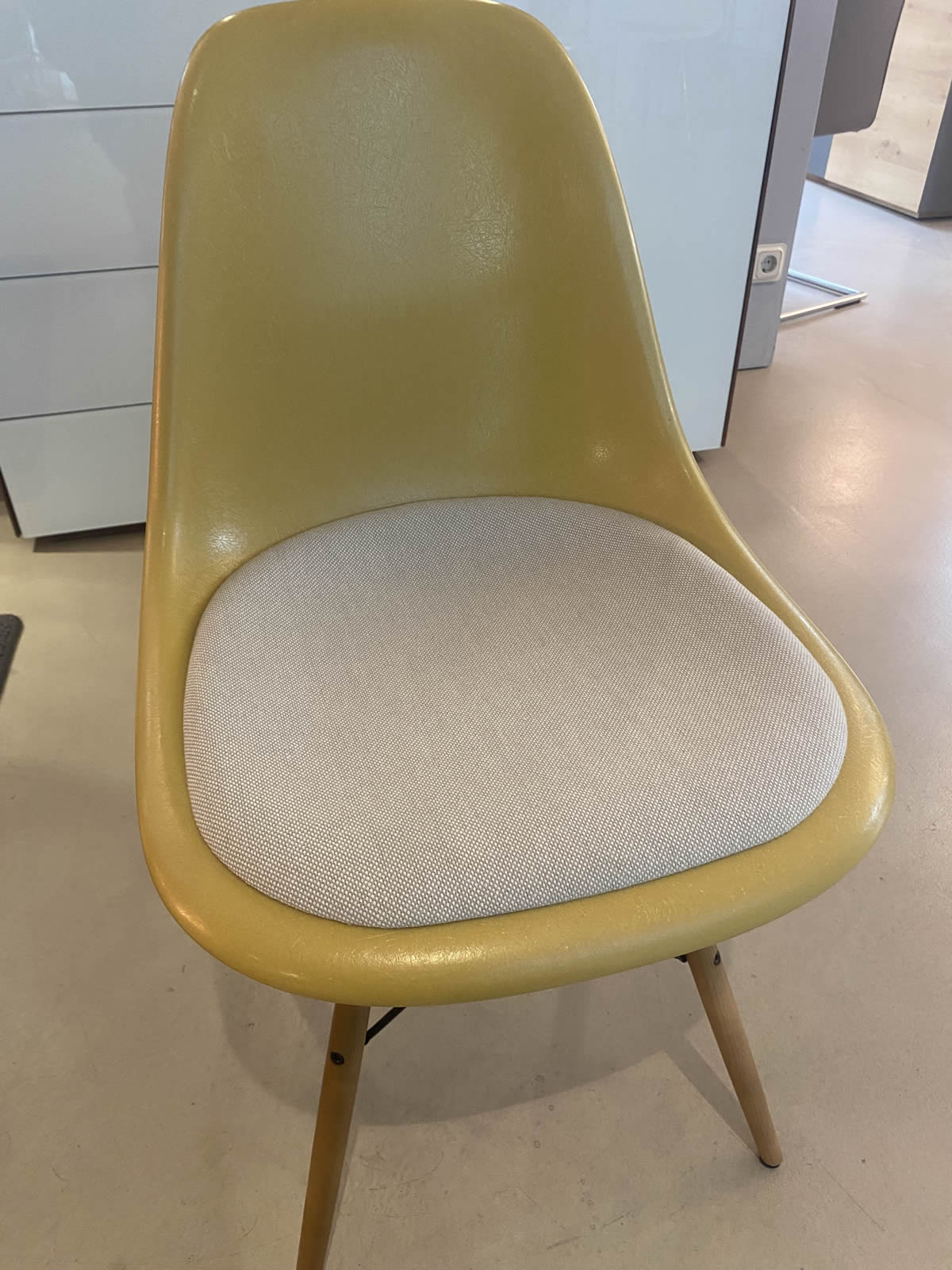 Stuhl Fiberglas DSW 15037 Ausstellungsstück