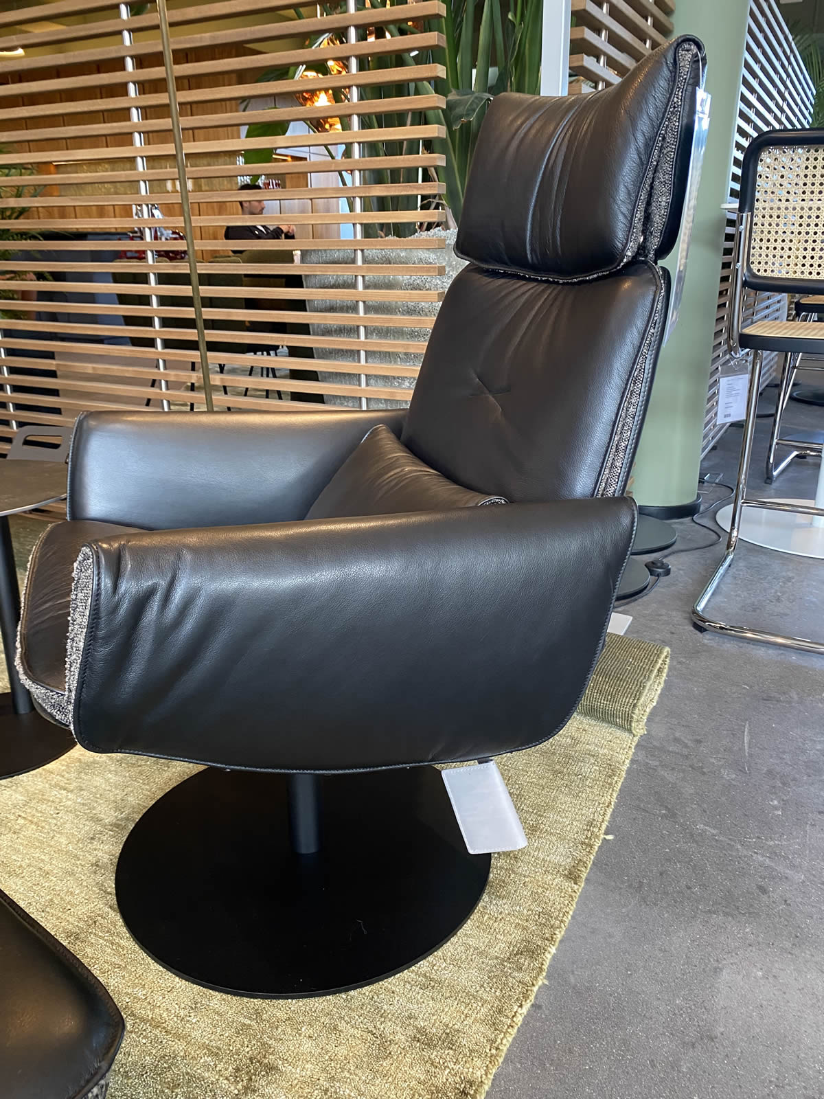 Sessel Cado mit Hocker und Beistelltisch Disc Ausstellungsstück