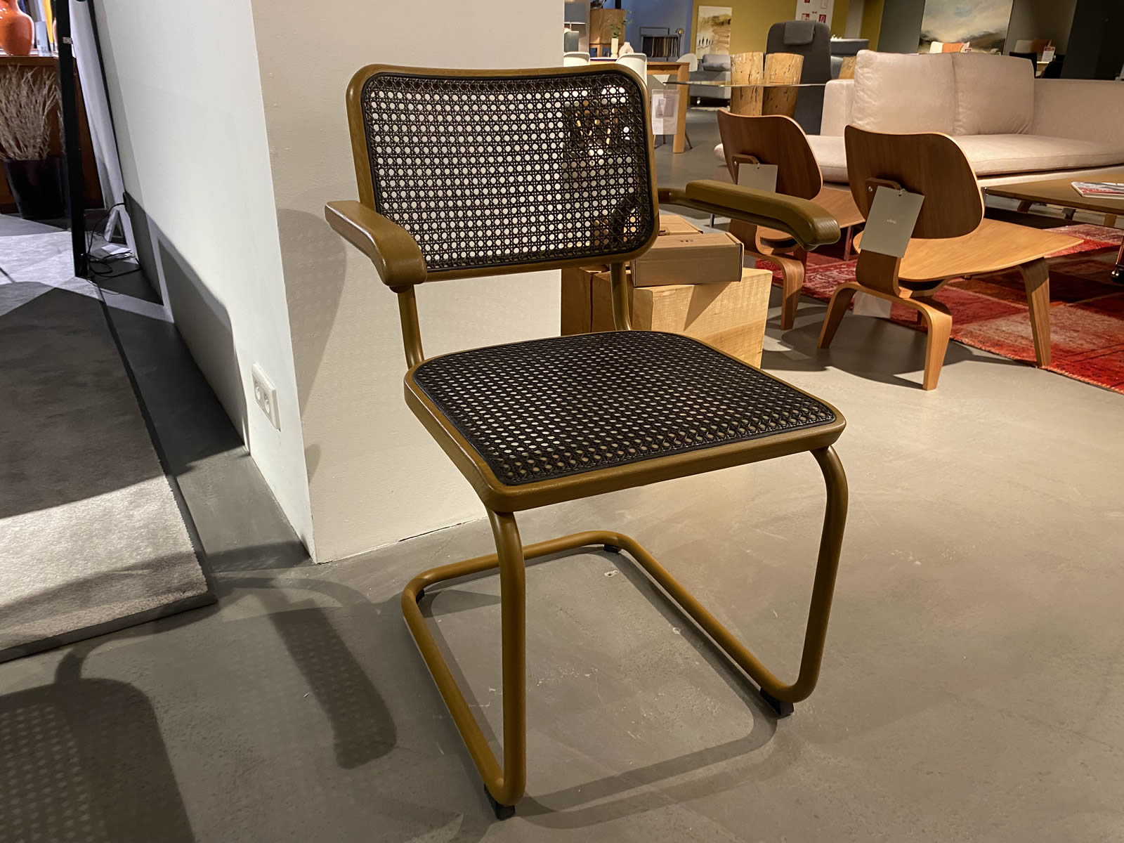 Freischwinger S 64 V Dark Melange Amber Herkner Edition Ausstellungsstück