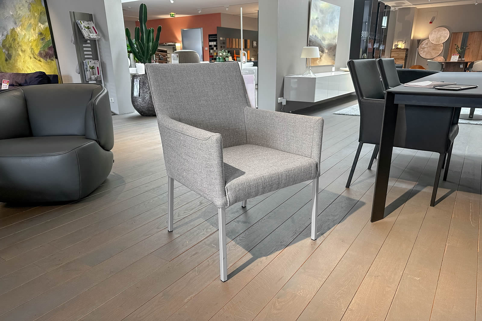 Stuhl mit Armlehnen 652 11951 Ausstellungsstück