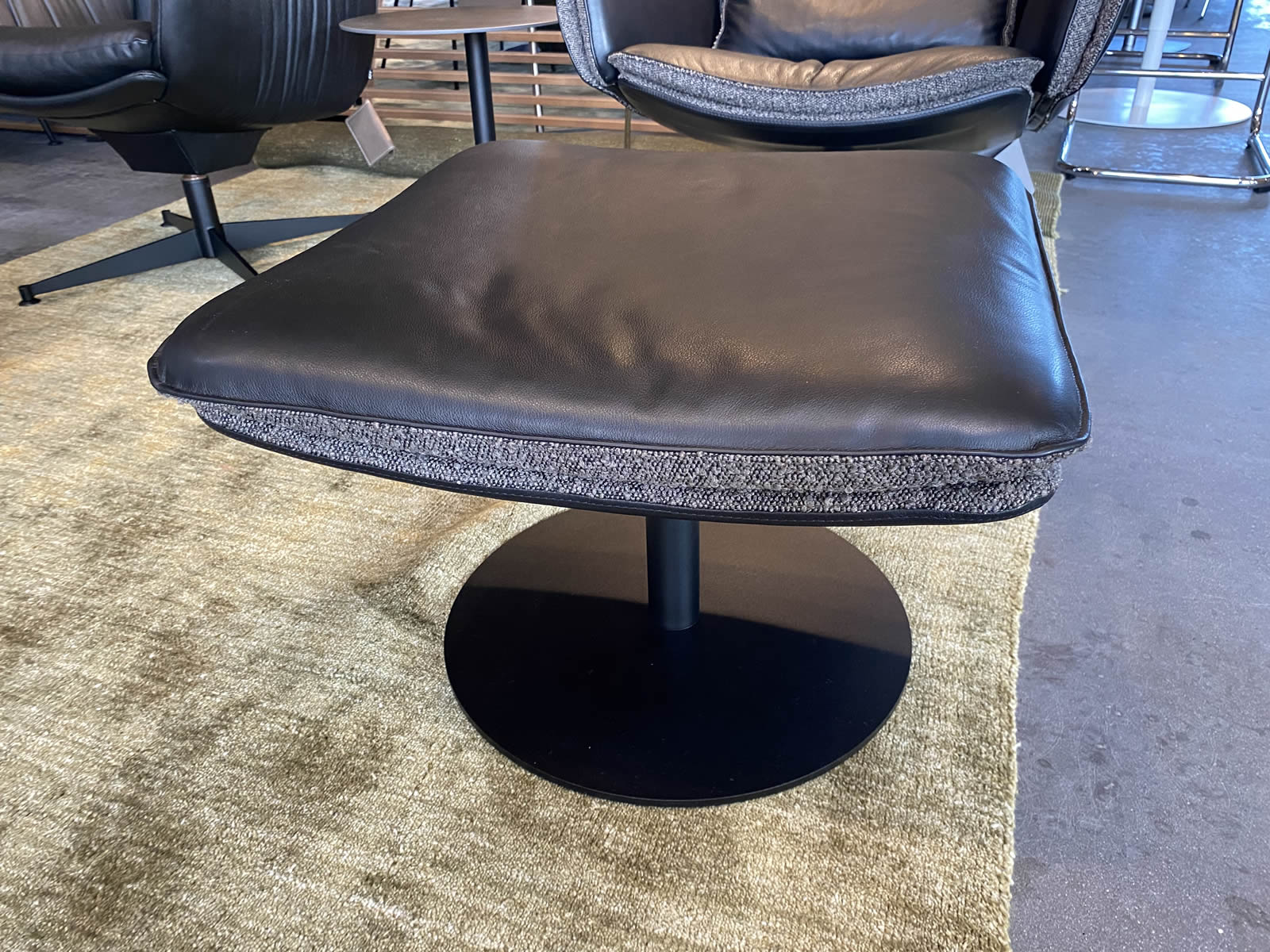 Sessel Cado mit Hocker und Beistelltisch Disc Ausstellungsstück