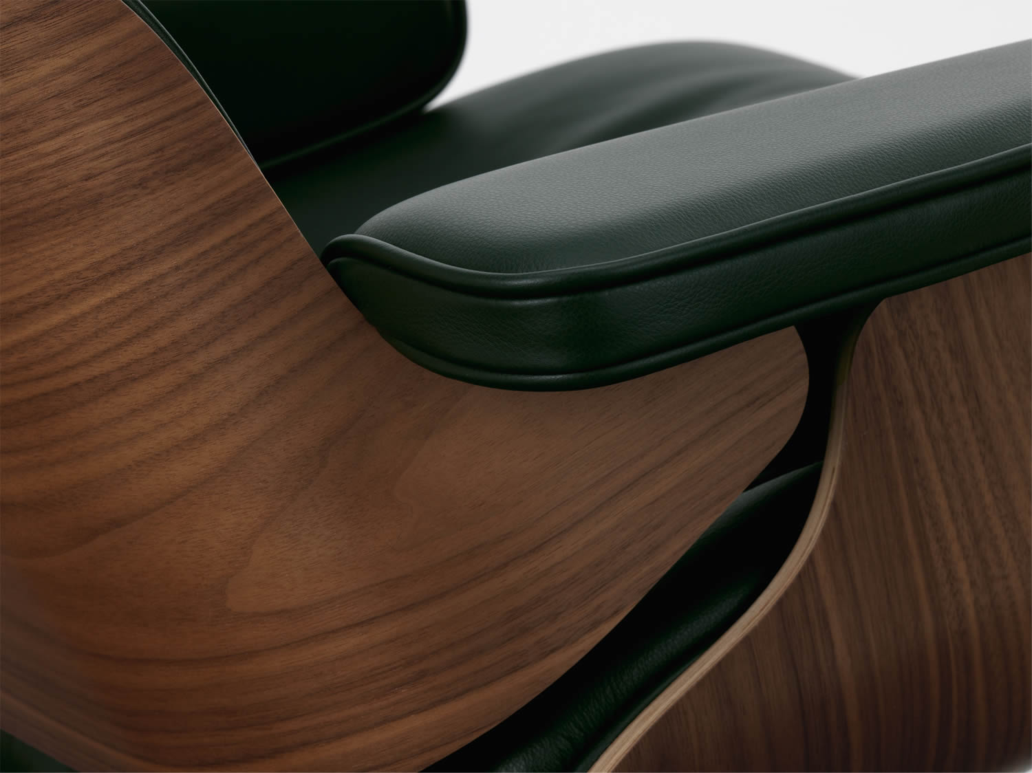 Eames Lounge Chair Nussbaum natur