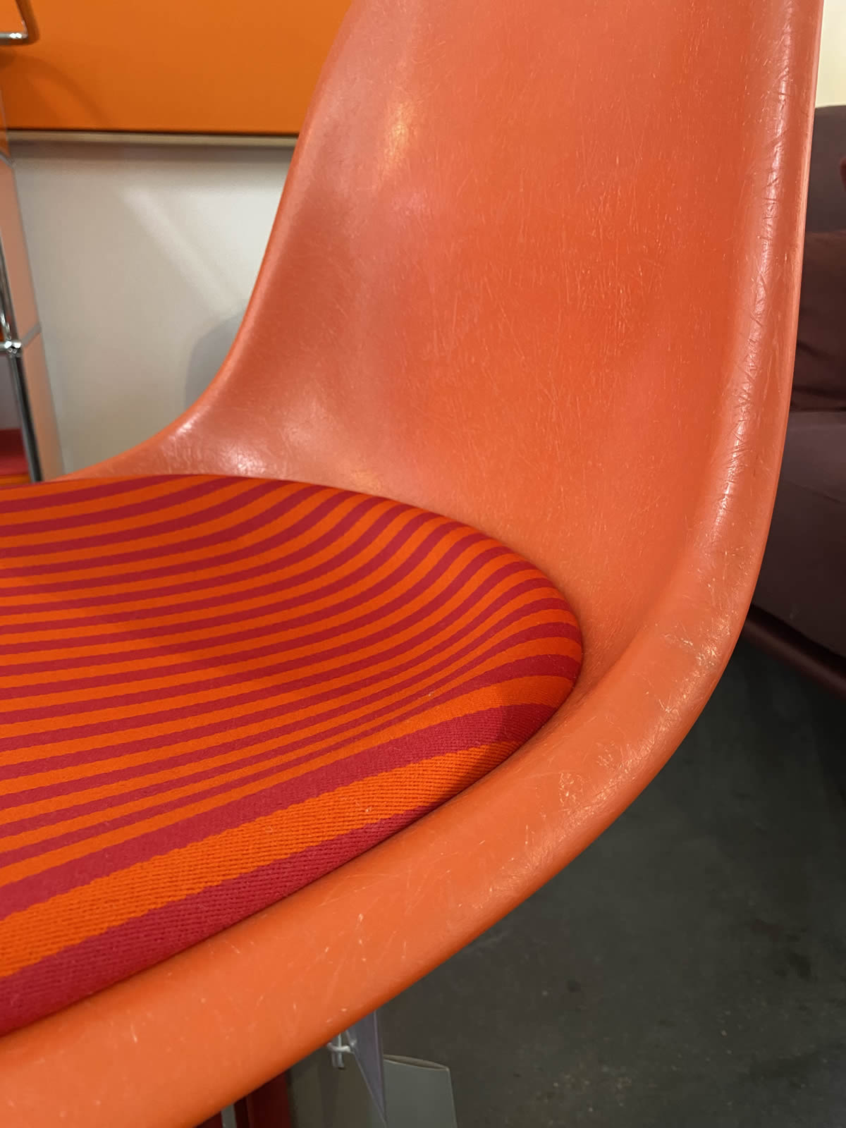 Eames Fiberglas La Fonda 18287 Ausstellungsstück