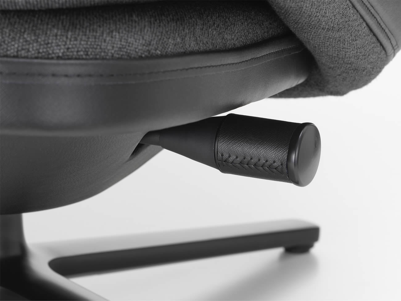 Grand Relax Sessel mit Ottoman in Dumet carbon Leder Forte Dekor nero