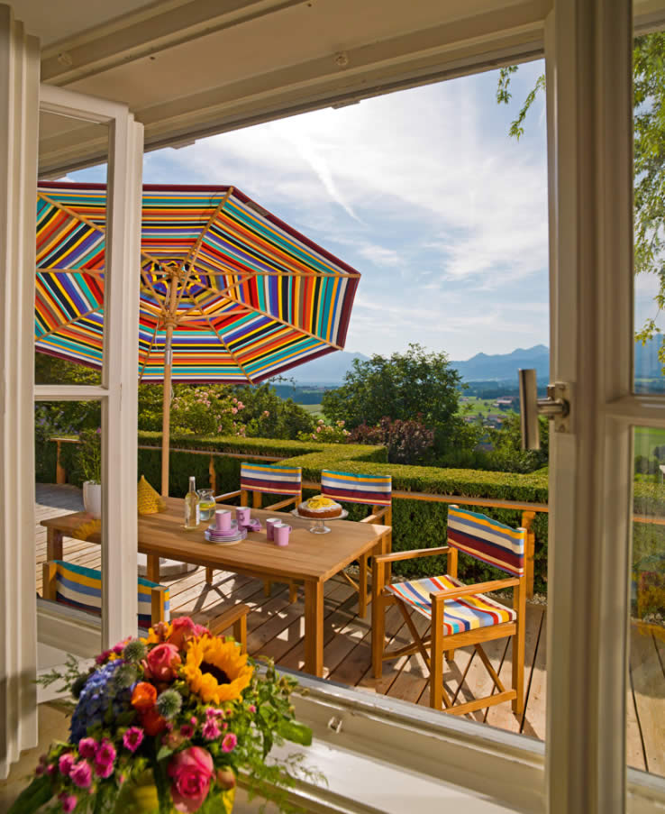 Klassiker Sonnenschirm mit Flaschenzug und Bodenplatte